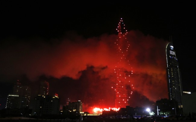 Новогодний фейерверк в дыму от горящего отеля. Фото AFP PHOTO/Scanpix
