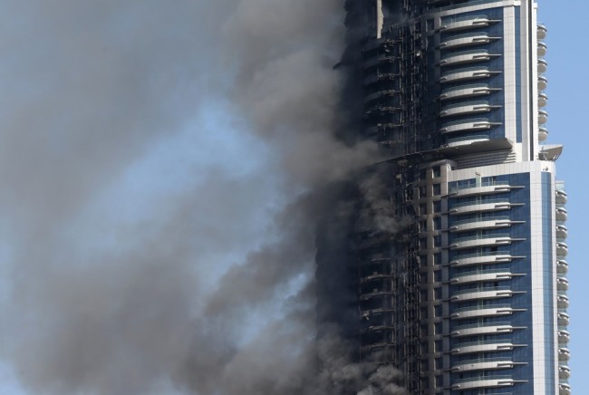 Клубы дыма над горящим отелем. Фото AFP PHOTO/Scanpix