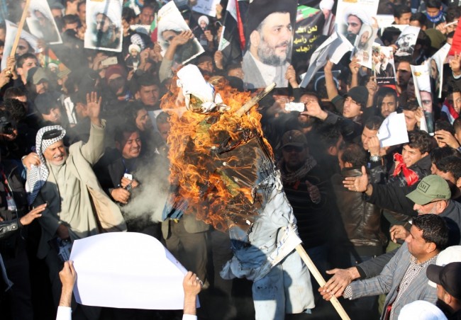 Иракские шииты протестуют против шейха Нимра ан-Нимра. Фото AFP/Scanpix