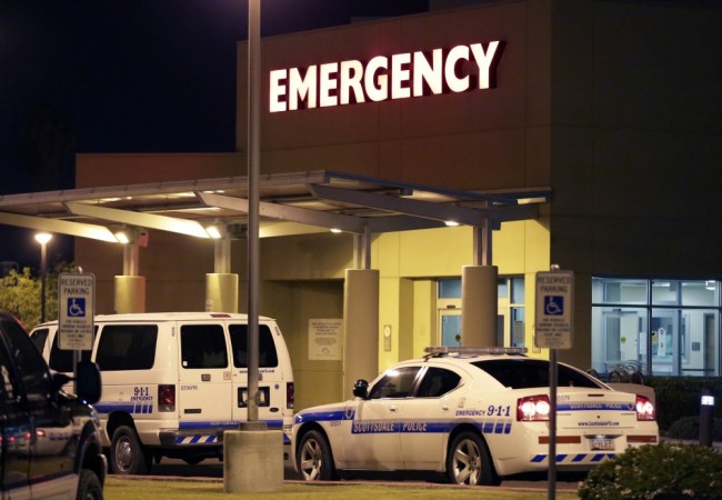 Полицейские автомашины перед зданием больницы Scottsdale Osborn Medical Center, где скончался Мохаммед Али. Фото AP/Scanpix 