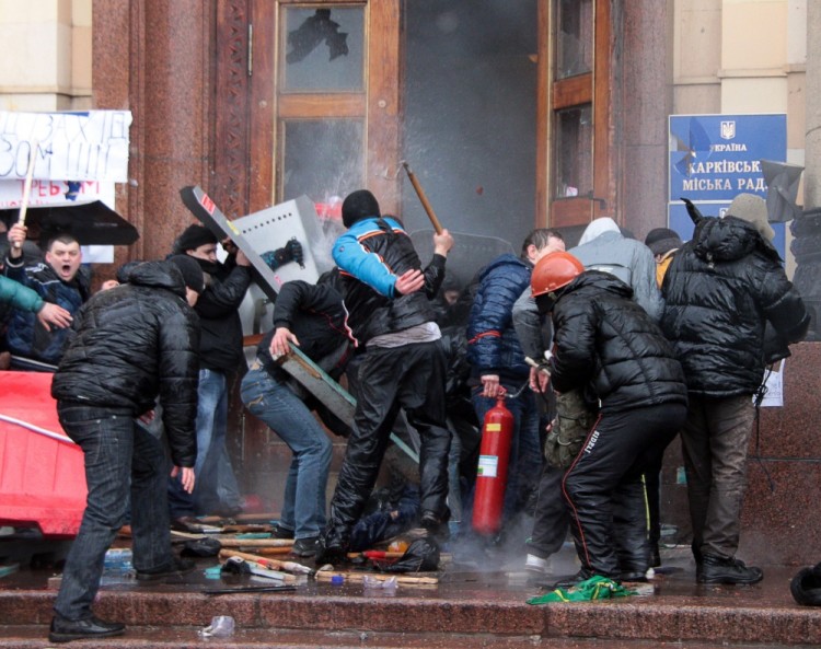 Столкновение сторонников и противников Евромайдана в Харькове в марте 2014 года. Фото AFP/Scanpix