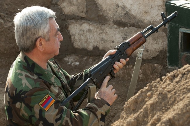 Президент Армении Серж Саргсян на военных учениях в Нагорном Карабазе в ноябре 2014 года. Фото AFP/Scanpix