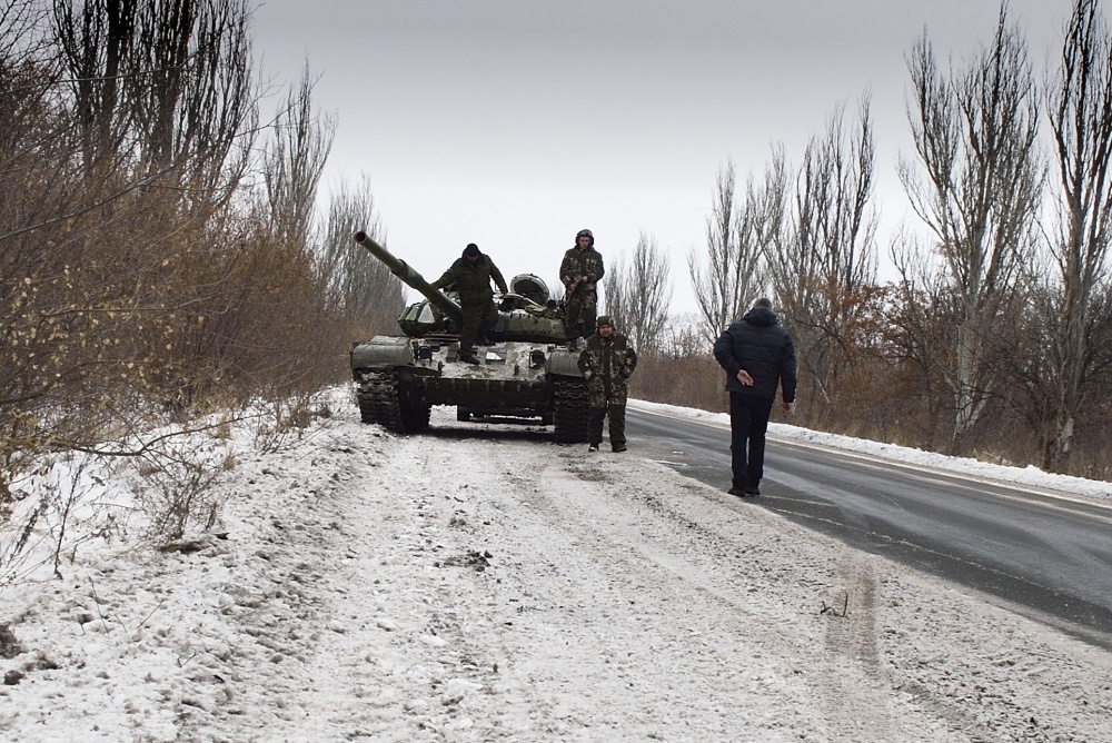 Бойцы ДНР у танка. Фото AFP/Scanpix/LETA
