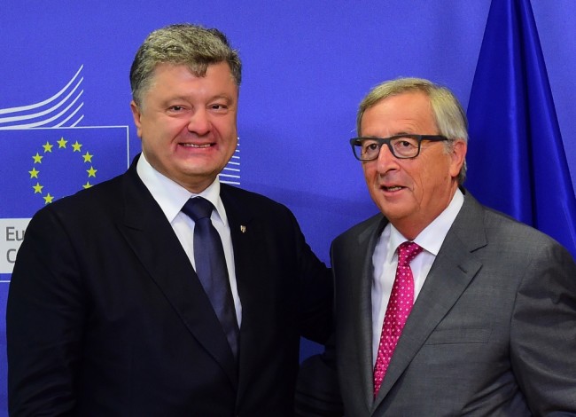 Ukraine's President Petro Poroshenko (L) and European Commission President Jean-Claude Juncker pose prior to a meeting at the European Commission in Brussels, August 27, 2015. AFP PHOTO/EMMANUEL DUNAND