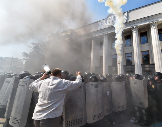 Штурм здания Верховной рады Украины, 31 августа 2015 года. Фото AFP/Scanpix