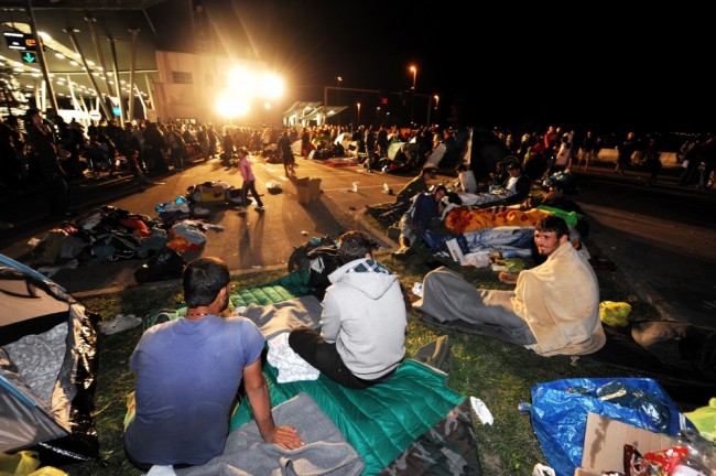 Беженцы ночуют на границе между Хорватией и Словенией. Фото AFP/Scanpix