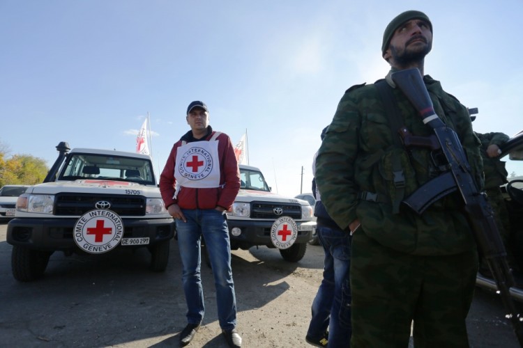 Представитель Красного Креста наблюдает за обменом пленными в Луганской области, 2015 год. Фото AFP/Scanpix