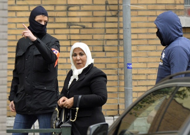 Бельгийская полиция провожает женщину с место проведения спецоперации. Моленбек. Фото AFP Photo/Scanpix.