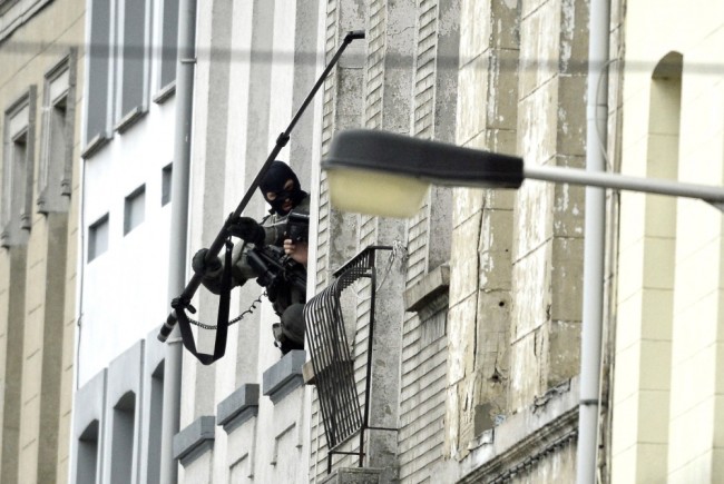 Установка камеры во время рейда. Моленбек. Фото AFP Photo/Scanpix.