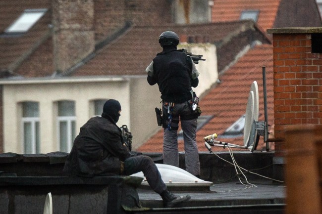 Бельгийский спецназ контролирует проведение спецоперации с крыши соседнего дома. Моленбек. Фото AFP Photo/Scanpix.