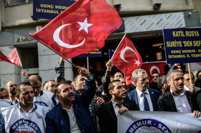 Протестующие около посольства РФ в Стамбуле. Фото AFP PHOTO/Scanpix