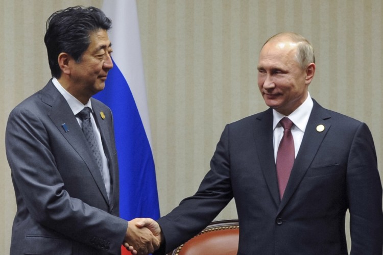 На встрече с премьером Японии Синдзо Абэ. Фото: Sputnik / Scanpix