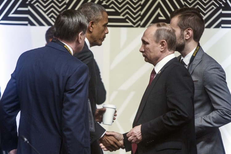 Непродолжительная встреча Барака Обамы и Владимира Путина на саммите АТЭС в ноябре 2016 года. Фото: AP / Scanpix