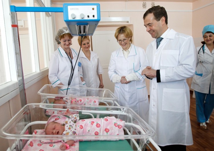 Дмитрий Медведев и министр здравоохранения Вероника Скворцова посещают роддом в Костроме. Фото: RIA Novosti / Scanpix