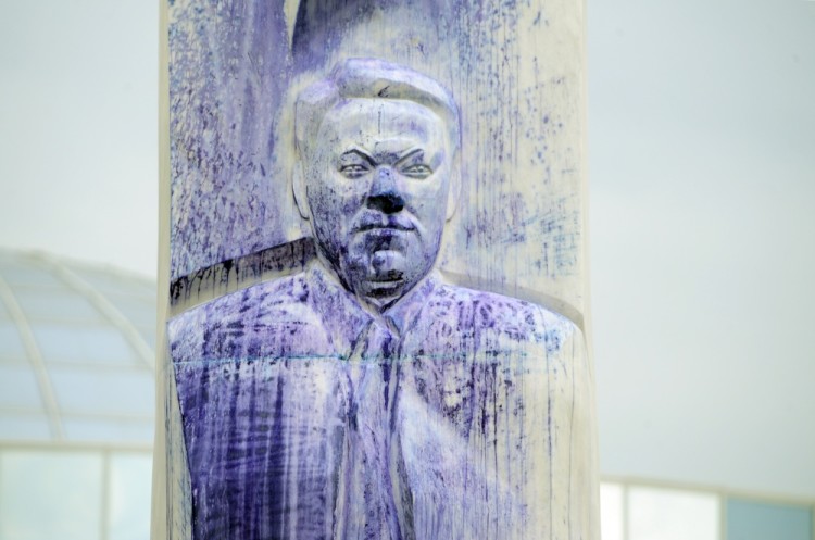 Облитый краской памятник Ельцину в Екатеринбурге. Фото RIA Novosti/Scanpix