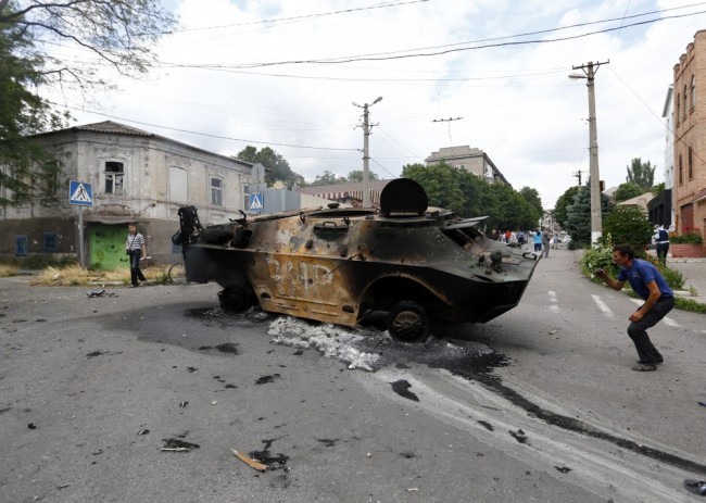Мариуполь, подбитый БТР повстанцев. Фото Reuters/Scanpix 