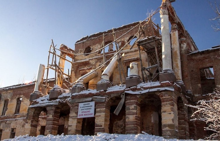 Дворец в Ропше в 2015 году после обрушения портика. Фото: Алексей Валяев / Wikimedia Commons