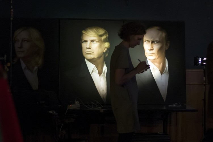 Портреты Марин Ле Пен, Дональда Трампа и Владимира Путина в московском баре. Фото: AP / Scanpix