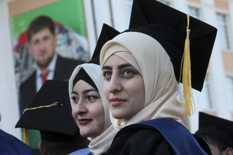 Выпускницы университета в Чечне. Фото: AP / Scanpix