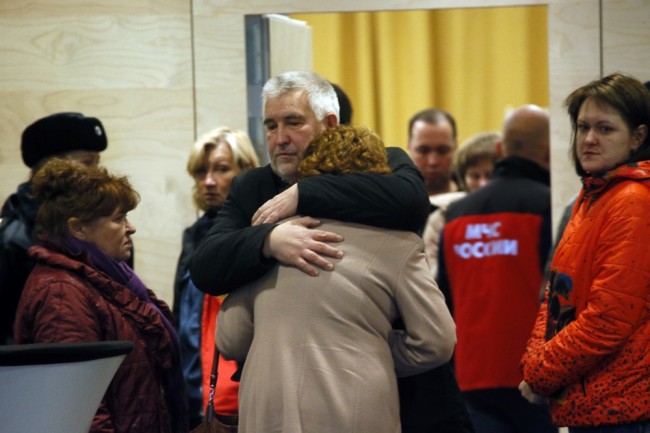 Родственники погибших пассажиров A321 собираются в аэропорту «Пулково». Фото AP/Scanpix