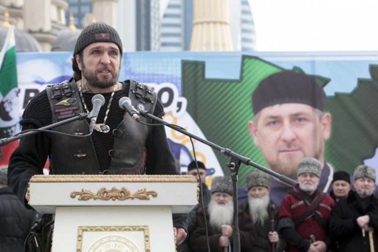 Александр Залдостанов на митинге в поддержку Рамзана Кадырова в Грозном. Фото AP Photo/Scanpix