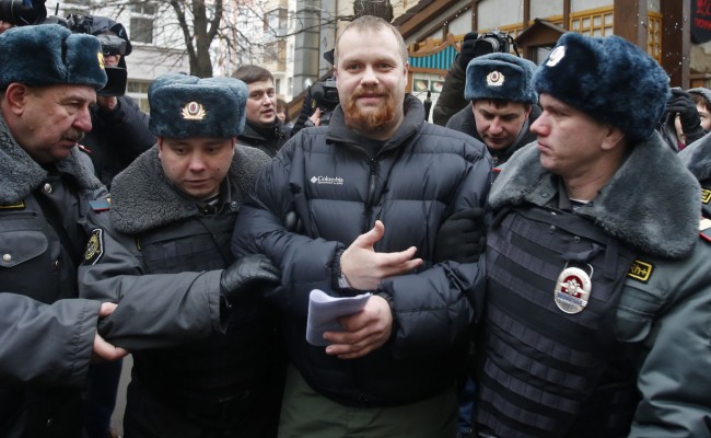 Police officers detain Dmitry Demushkin, the leader of the banned ultra-nationalist group Slavic Union, outside a court where Russian martial arts champion Rasul Mirzaev was found guilty of involuntary manslaughter, Moscow, Russia, Tuesday, Nov. 27, 2012. Mirzayev was sentenced to two years of house arrest over the death of a man he had punched outside a club. (AP Photo/Misha Japaridze) / SCANPIX Code: 436