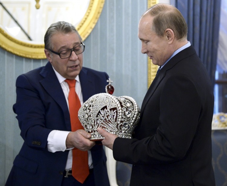 Геннадий Хазанов дарит Владимиру Путину корону. Фото Sputnik/Scanpix