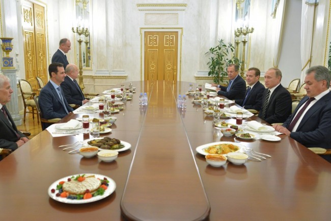 Застолье в честь визита Башара Асада в Москву. Фото AP/Scanpix