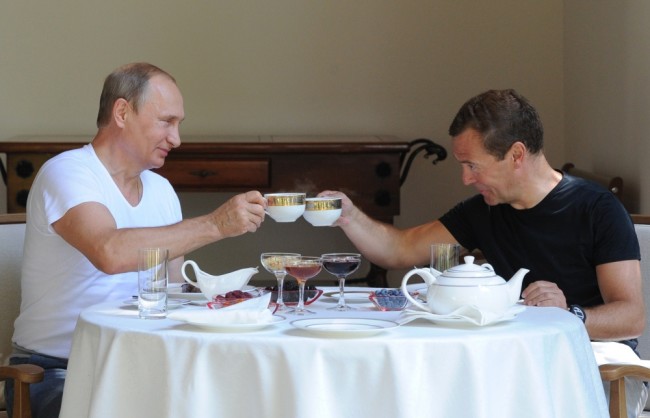 Владимир Путин и Дмитрий Медведев. Фото AP/Scanpix