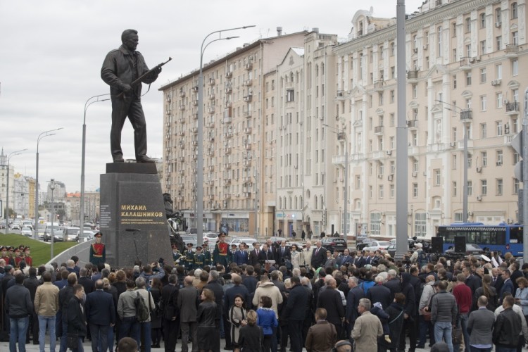 Открытие памятника Калашникову. Фото AP Photo/Scanpix