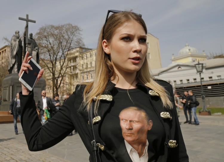 Активистка прокремлевского движения НОД Мария Катасонова пришла понаблюдать, как проходит акция «Надоел». Фото AP/Scanpix