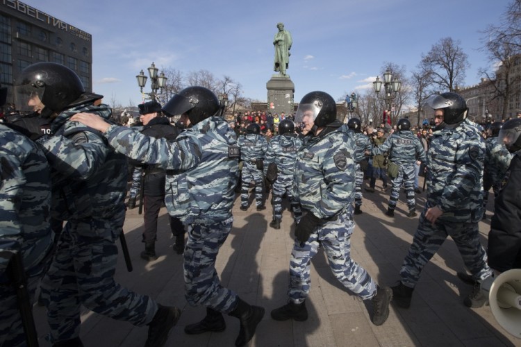 Сотрудники правоохранительных органов на Пушкинской площади. Фото AP/Scanpix
