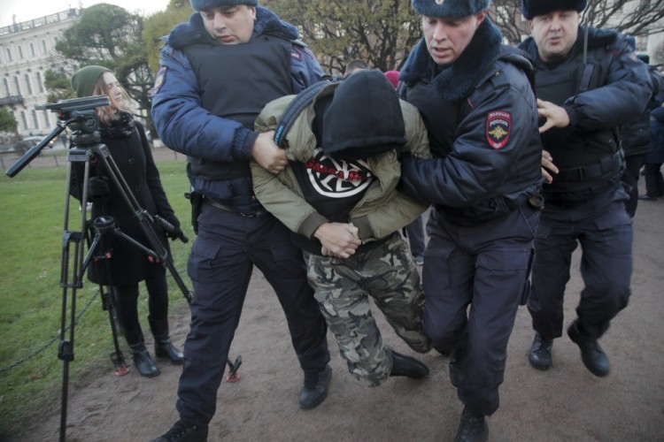 Задержание на акции «5.11.2017» в Санкт-Петербурге. Фото AP/Scanpix