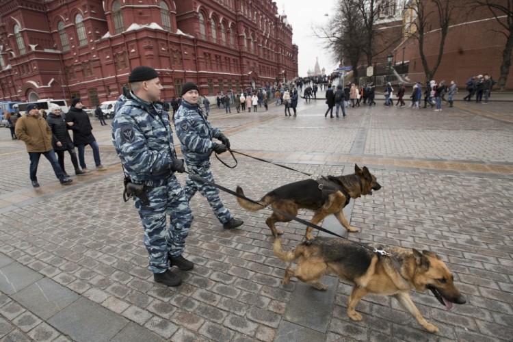 Полиция с собаками на Манежной площади. Фото AP/Scanpix
