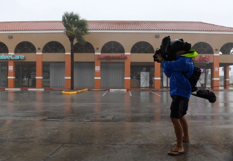 (170910) -- MIAMI, Sept. 10, 2017 (Xinhua) -- A cameraman takes video among rain and strong winds as hurricane Irma arrives, in Miami, Florida, the United States, on Sept. 10, 2017.  Category Four Hurricane Irma on Sunday morning made landfall in the Florida Keys with gust wind speed of 171 km/h, according to the National Hurricane Center (NHC). (Xinhua/Yin Bogu)(srb) - Yin Bogu -//CHINENOUVELLE_CnynysE000024_20170911_TPPFN0A001/Credit:CHINE NOUVELLE/SIPA/1709110845