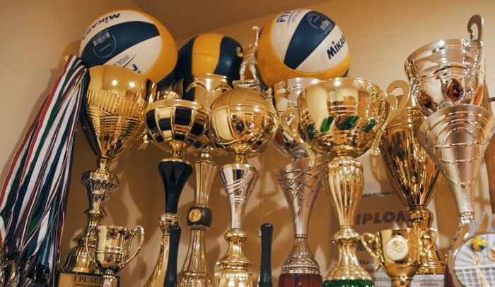 Кубки, завоеванные латвийской сборной по волейболу сидя, кадр видео «Спектра».