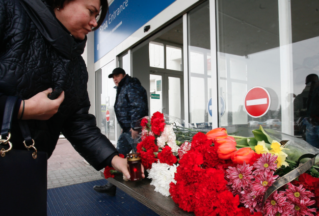 Цветы в память о погибших у здания ростовского аэропорта Фото: Фото: AFP/Scanpix