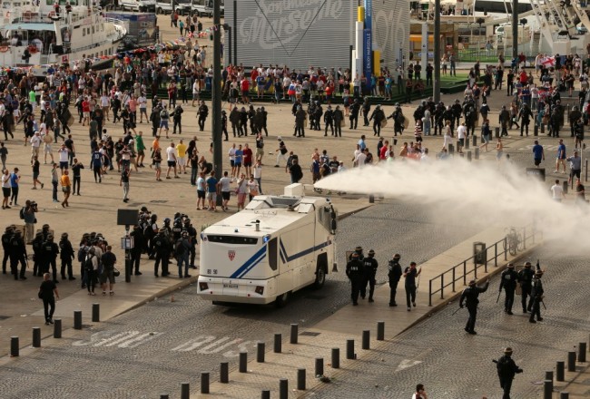 Разгон дерущихся фанатов в Марселе. Фото AP/Scanpix