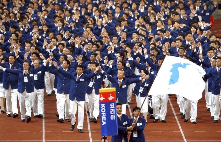 Северная и Южная Кореи под одним флагом на открытии Олимпиады в 2000 году. Фото АР/Scanpix