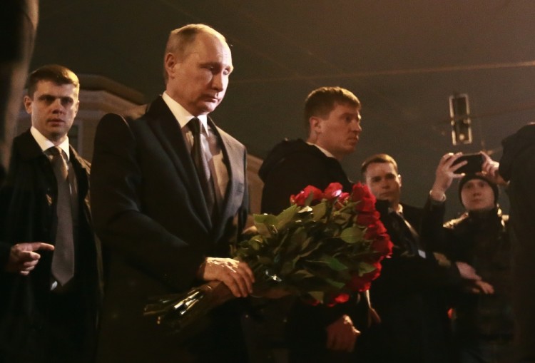 ST PETERSBURG, RUSSIA - APRIL 3, 2017: Russia's President Vladimir Putin (2nd L) lays flowers in memory of the St Petersburg Metro explosion victims at Tekhnologichesky Institut station. A blast hit a train carriage between Sennaya Ploschad and Tekhnologichesky Institut stations of the St Petersburg Underground on April 3, 2017, killing at least 10 and injuring 50 people. Sergei Konkov/TASS