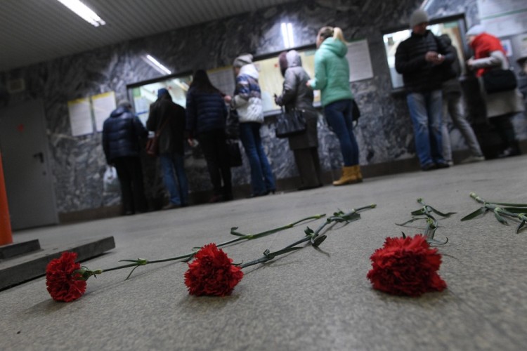 YEKATERINBURG, RUSSIA - APRIL 4, 2017: Flowers in memory of the St Petersburg Metro explosion victims at Chkalovskaya station of the Yekaterinburg Underground. A blast hit a train carriage between Sennaya Ploschad and Tekhnologichesky Institut stations of the St Petersburg Underground on April 3, 2017, killing at least 11 and injuring 45 people. Donat Sorokin/TASS