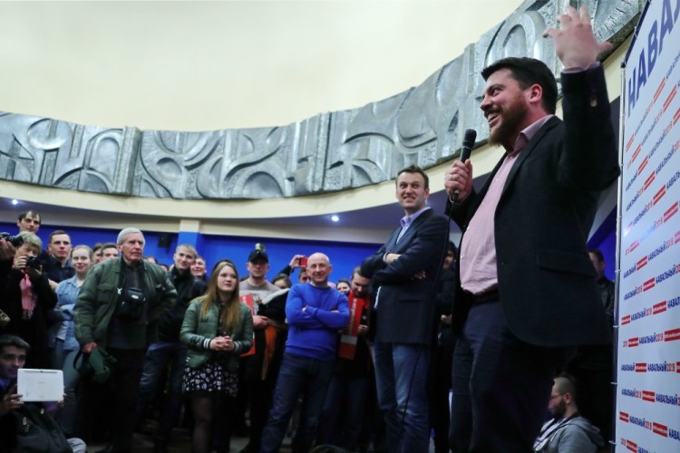 Леонид Волков (справа) открывает президентскую кампанию Алексея Навального в декабре 2016 года. Фото TASS/Scanpix