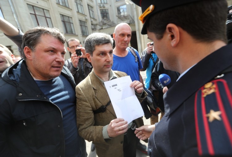 Активист Марк Гальперин принимает участие в акции «Надоел» в Москве. Фото TASS/Scanpix