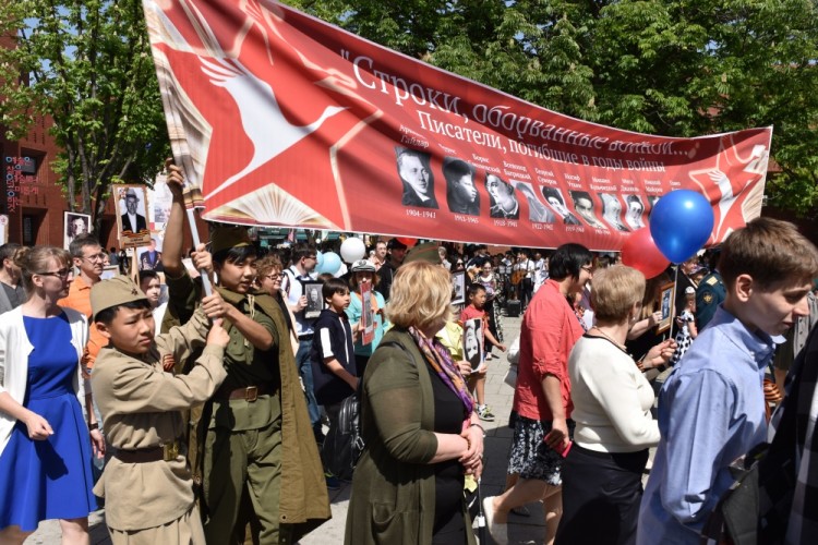 SEOUL, SOUTH KOREA - MAY 7, 2017: People take part in an Immortal Regiment memorial event marking the 72nd anniversary of the Victory over Nazi Germany in the Second World War. Stanislav Varivoda/TASS