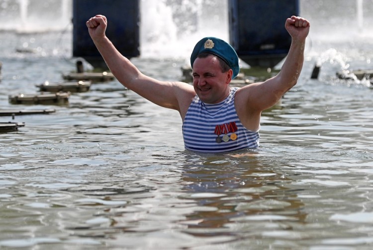 MOSCOW, RUSSIA - AUGUST 2, 2017: A man bathes in a fountain during celebrations of Paratroopers' Day in Moscow's Gorky Park. Russia's Airborne Troops (Blue Berets) celebrate their professional holiday on the Day of Elijah the Prophet, their Patron. Stanislav Krasilnikov/TASS