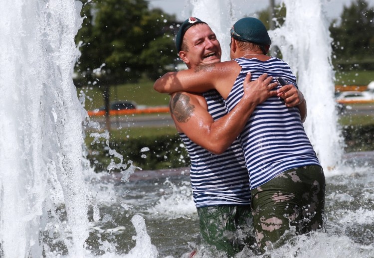 MOSCOW, RUSSIA - AUGUST 2, 2017: People bathe in a fountain during celebrations of Paratroopers' Day on Moscow's Poklonnaya Hill. Russia's Airborne Troops (Blue Berets) celebrate their professional holiday on the Day of Elijah the Prophet, their Patron. Sergei Fadeichev/TASS