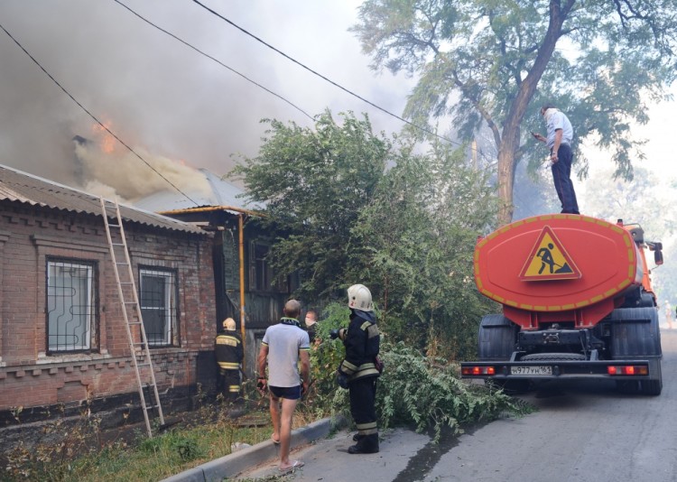 ROSTOV-ON-DON, RUSSIA - AUGUST 21, 2017: Firemen fight the fire in a residential area in the city centre. Maxim Romanov/TASS