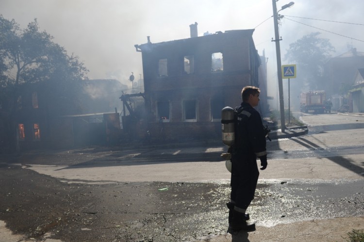 ROSTOV-ON-DON, RUSSIA - AUGUST 21, 2017: A fireman seen at the site of the fire in a residential area in the city centre. Maxim Romanov/TASS