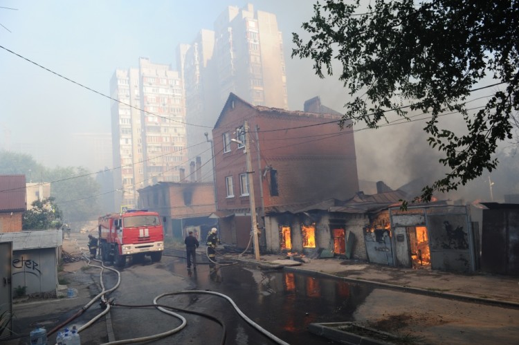 ROSTOV-ON-DON, RUSSIA - AUGUST 21, 2017: Firemen fight the fire in a residential area in the city centre. Maxim Romanov/TASS