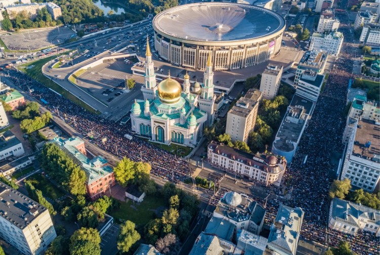 MOSCOW, RUSSIA - SEPTEMBER 1, 2017: An aerial view of Muslims praying outside the Moscow Cathedral Mosque during Eid al-Adha, also known as the Feast of the Sacrifice. Dmitry Serebryakov/TASS